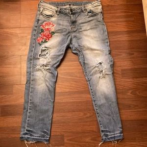 Jeans with rose embroidery